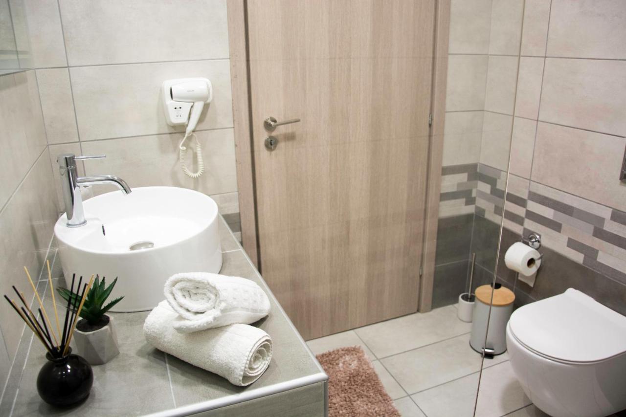 Big Max Guesthouse Kavos Bagian luar foto