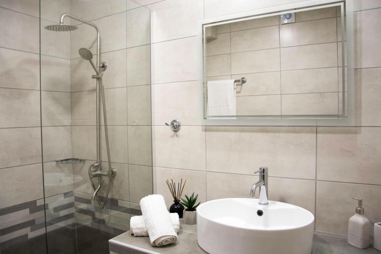 Big Max Guesthouse Kavos Bagian luar foto